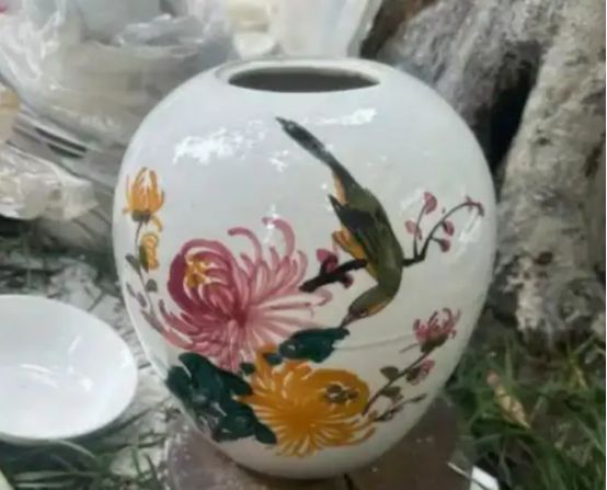 建药铺时砸碎邻居的花瓶直接倒赔了300块4年后警察突然上门